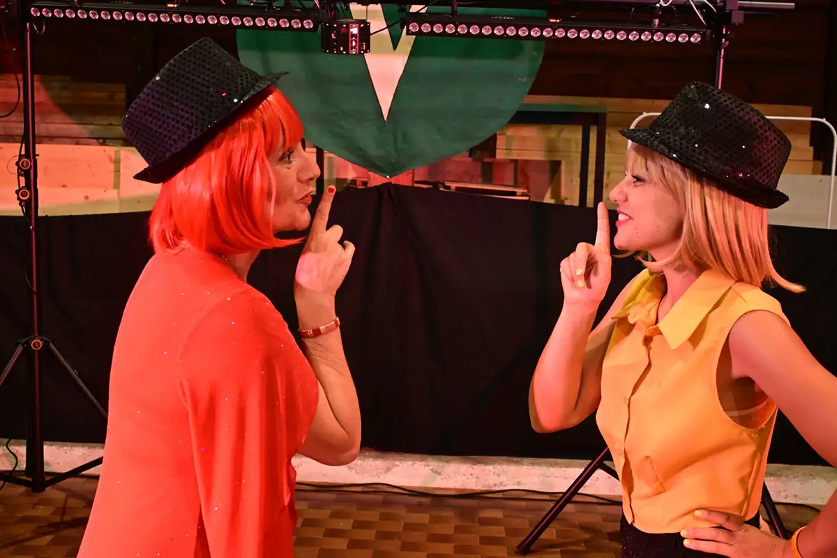 Maryline et Marina, chapeaux à paillettes